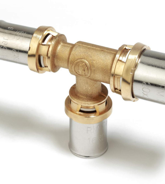 Угловой пресс-фитинг Giacomini RM151 16x1/2" (ВР)